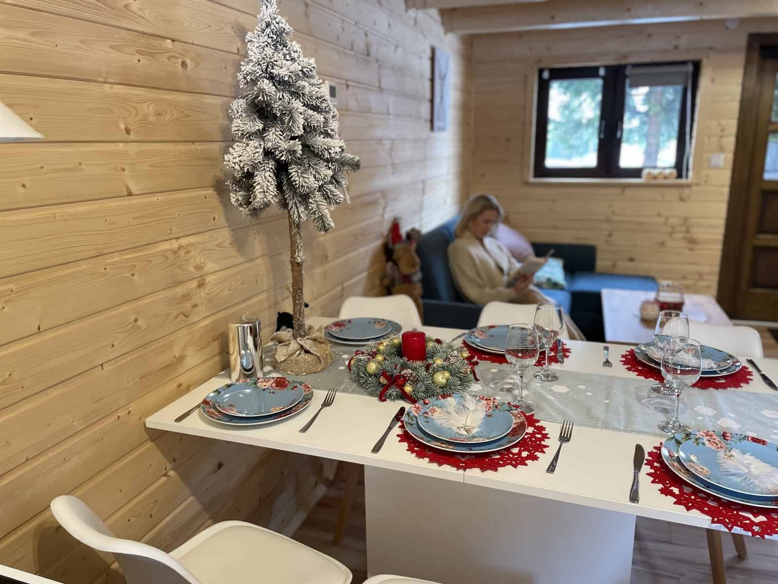 świątecznie przystrojony stół w domku